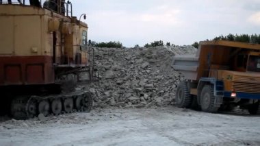 Ağır maden kamyonu demir cevheri ile yükleniyor.