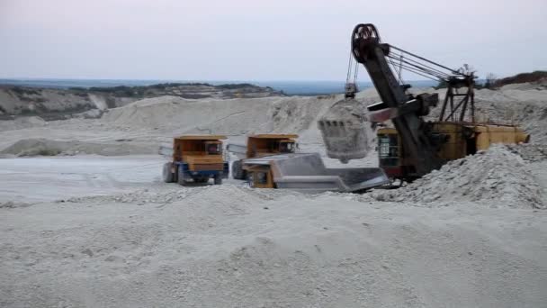Zware mijnbouw dump truck wordt geladen met ijzererts — Stockvideo