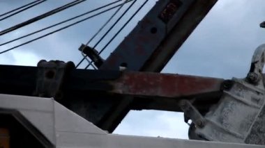 Ağır maden kamyonu demir cevheri ile yükleniyor.