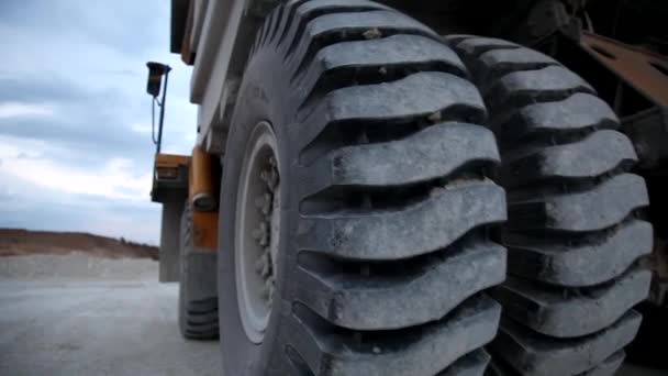 Camion à benne basculante lourd chargé de minerai de fer — Video