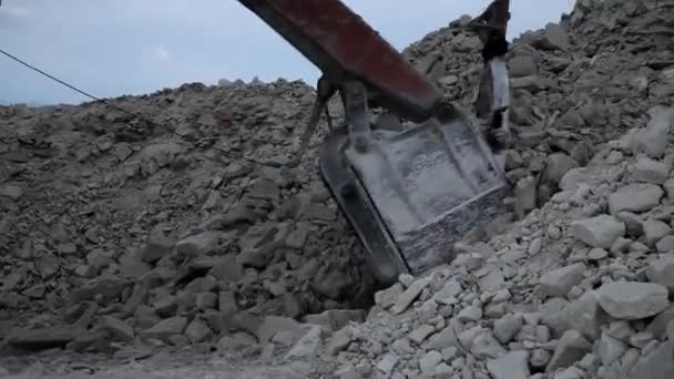 Zware mijnbouw dump truck wordt geladen met ijzererts — Stockvideo