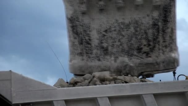 Важка гірничодобувна вантажівка завантажується залізною рудою — стокове відео