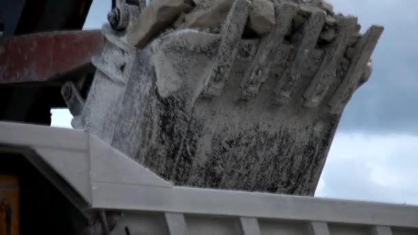 Camion à benne basculante lourd chargé de minerai de fer — Video