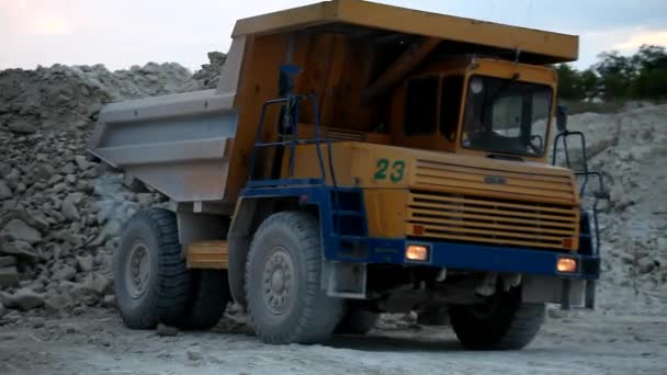 Camión volquete minero pesado siendo cargado con mineral de hierro — Vídeo de stock