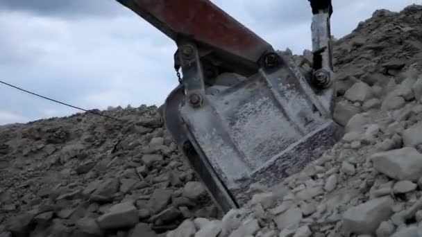 Zware mijnbouw dump truck wordt geladen met ijzererts — Stockvideo