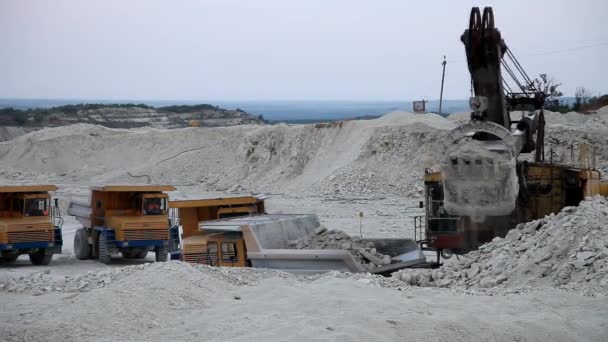 Zware mijnbouw dump truck wordt geladen met ijzererts — Stockvideo