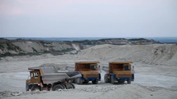 鉄鉱石が積載されている重い鉱山ダンプトラック — ストック動画
