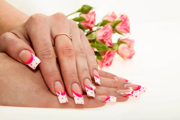 Kolorowy manicure z punktów na liliowy. — Zdjęcie stockowe