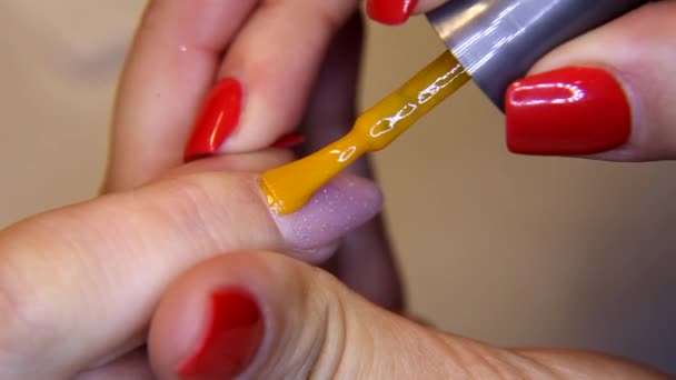 vernis couvrant des ongles 