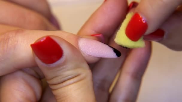 Cubriendo el barniz de las uñas — Vídeo de stock