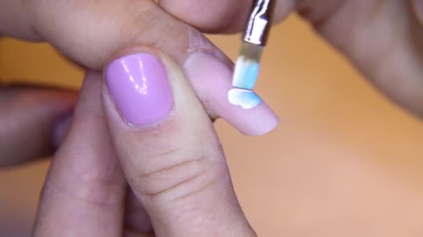 Cubriendo el barniz de las uñas — Vídeo de stock