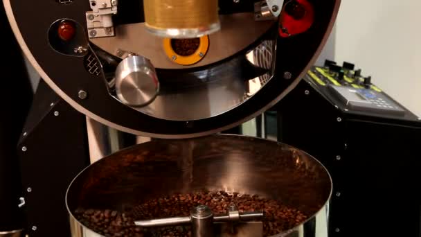 Ψήνοντας κόκκους καφέ σε ένα μεγάλο τηγάνι — Αρχείο Βίντεο