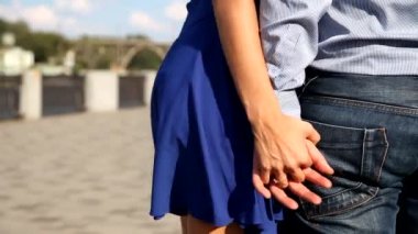 genç bir çift el ele tutuşarak sonbahar parkta yürürken sevdiğini