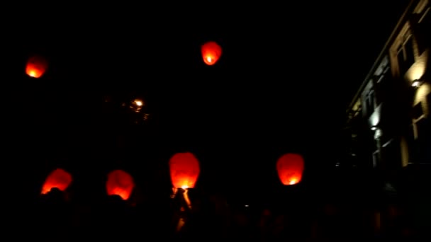 Floating lantern outdoors, in sky — Stock Video