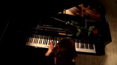 İki oyun kuyruklu piyano eller.