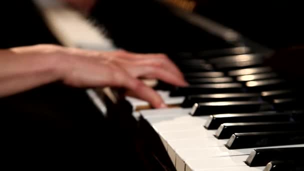 Dvě ruce hrát grand piano. — Stock video