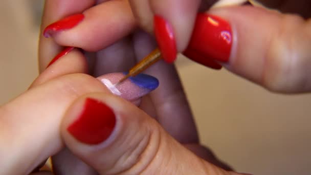 Salón de belleza, uñas hermosas manicura pintura acrílica en la mano . — Vídeo de stock