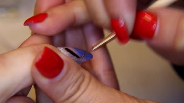 salon de beauté, de beaux ongles manucure peinture acrylique à portée de main .