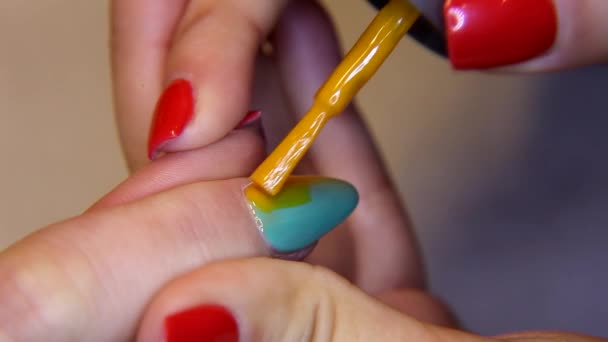 kosmetický salon, krásné nehty manikúra na straně