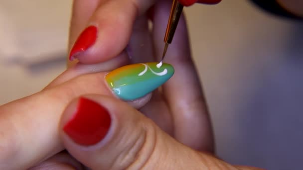Salon kosmetyczny, piękne paznokcie manicure z strony — Wideo stockowe