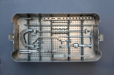 Bacağın eklemlerinin nakli için birçok parçayı kapat