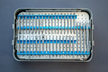 Bacağın eklemlerinin nakli için birçok parçayı kapat