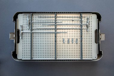 Bacağın eklemlerinin nakli için birçok parçayı kapat