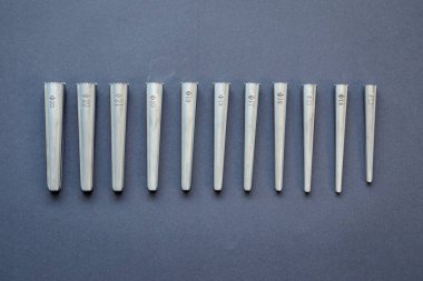 Bacağın eklemlerinin nakli için birçok parçayı kapat