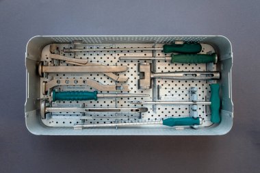 Bacağın eklemlerinin nakli için birçok parçayı kapat