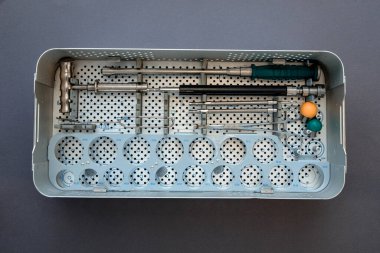 Bacağın eklemlerinin nakli için birçok parçayı kapat