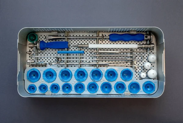 Bacağın eklemlerinin nakli için birçok parçayı kapat