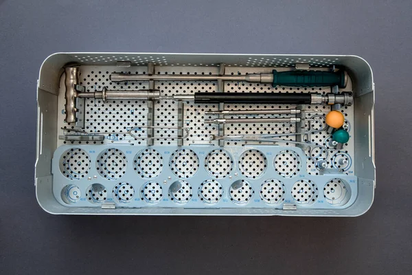 Bacağın eklemlerinin nakli için birçok parçayı kapat