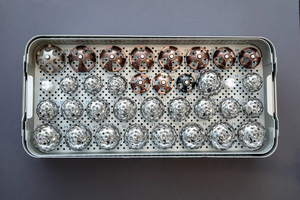 Bacağın eklemlerinin nakli için birçok parçayı kapat