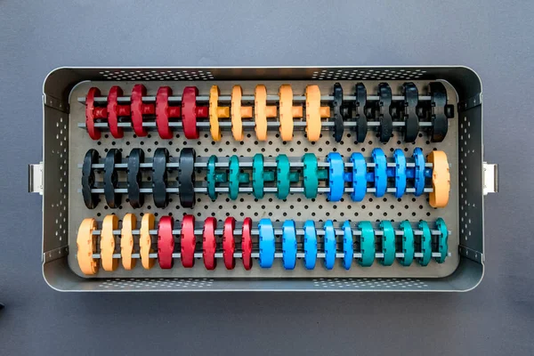 Bacağın eklemlerinin nakli için birçok parçayı kapat