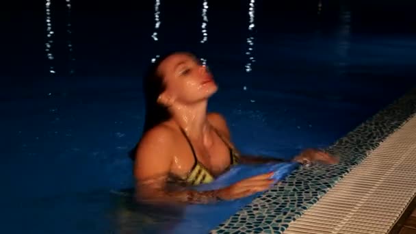 Dívka v bazéně — Stock video