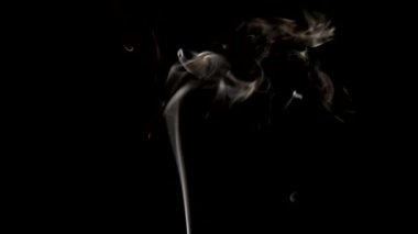 Siyah arkaplanda beyaz duman