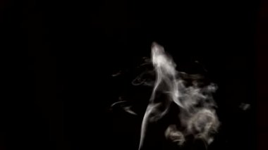 Siyah arkaplanda beyaz duman
