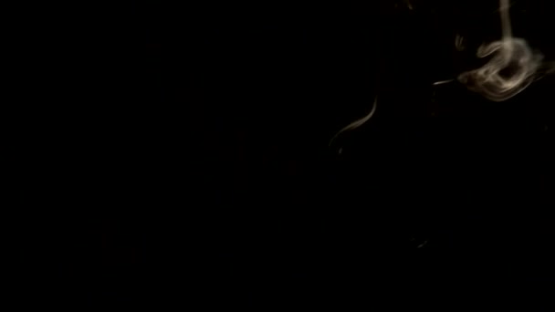 Fumée blanche sur fond noir