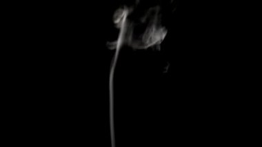 Siyah arkaplanda beyaz duman