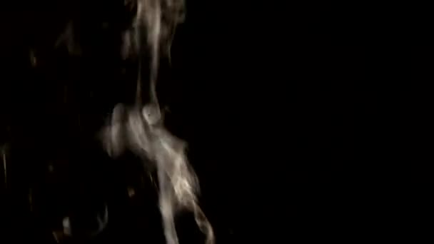 Fumée blanche sur fond noir