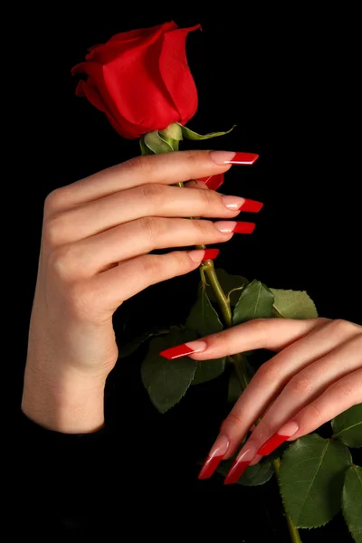 Jolie main femme avec des ongles peints parfaits isolés sur fond noir — Photo