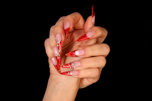 Bonita mão mulher com unhas pintadas perfeitas isoladas no fundo preto — Fotografia de Stock