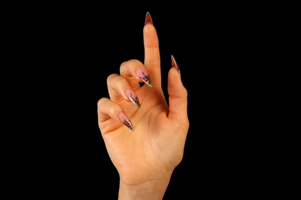 Bonita mão mulher com unhas pintadas perfeitas isoladas no fundo preto — Fotografia de Stock