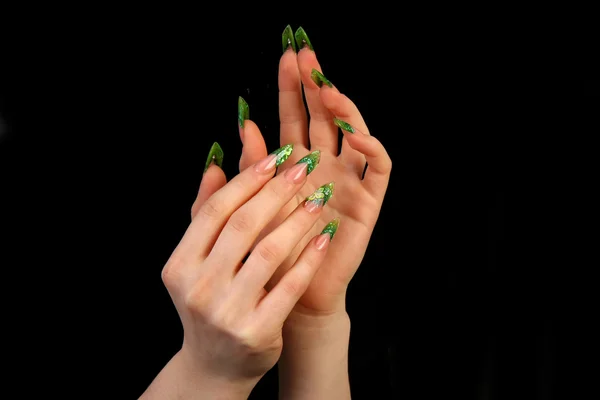 Hübsche Frau Hand mit perfekt lackierten Nägeln isoliert auf schwarzem Hintergrund Stockbild