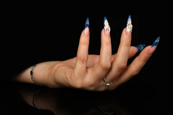 검은 배경에 고립 된 완벽 한 그려진 손톱 예쁜 여자 손 — 스톡 사진