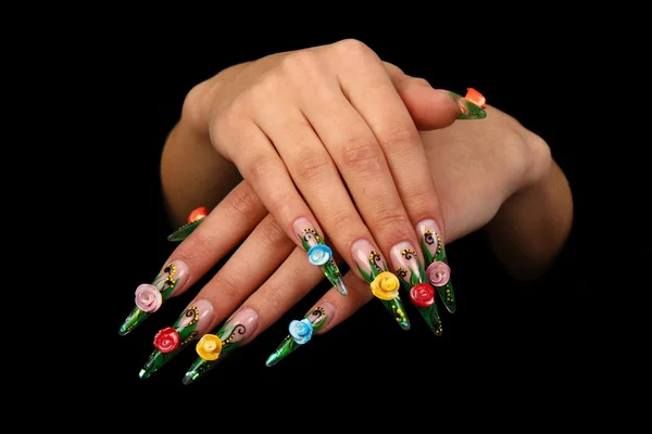 Mooie vrouw hand met perfecte geschilderde nagels geïsoleerd op zwarte achtergrond — Stockfoto