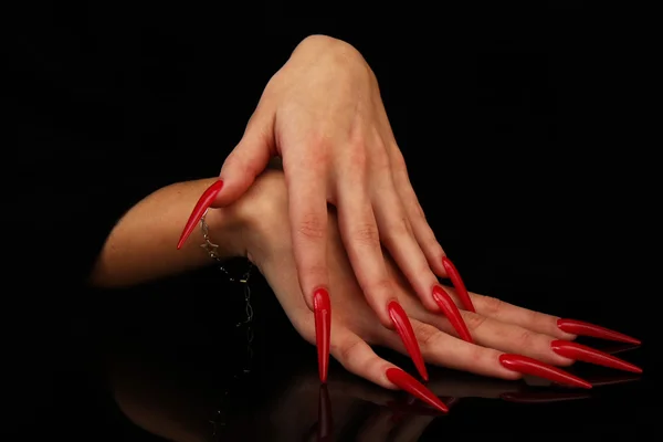 Bonita mano de mujer con uñas pintadas perfectas aisladas sobre fondo negro —  Fotos de Stock