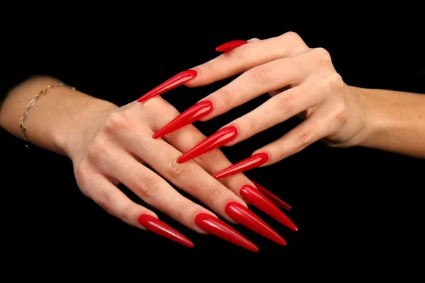 Bonita mano de mujer con uñas pintadas perfectas aisladas sobre fondo negro — Foto de Stock
