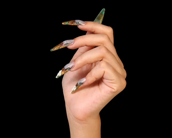 Bonita mão mulher com unhas pintadas perfeitas isoladas no fundo preto — Fotografia de Stock