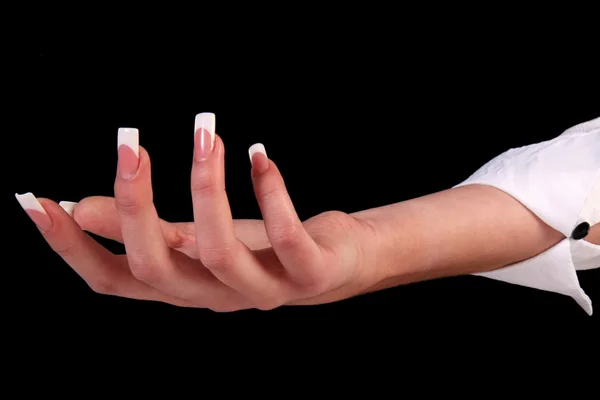 Bonita mão mulher com unhas pintadas perfeitas isoladas no fundo preto — Fotografia de Stock